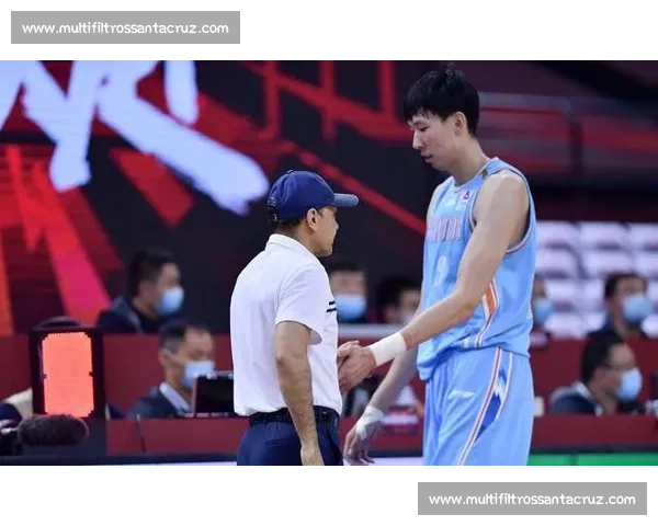 秋成勋携手队友拼搏赛场再创佳绩引发热议成为新一代篮球风云人物 秋成勋携手队友拼搏赛场再创佳绩引发热议成为新一代篮球风云人物